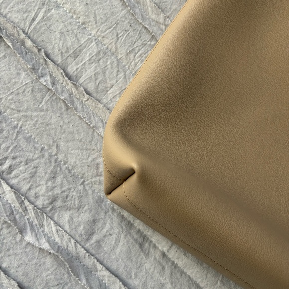 SHOPPING SAINT LAURENT IN LEATHER - Picture 15 of 16